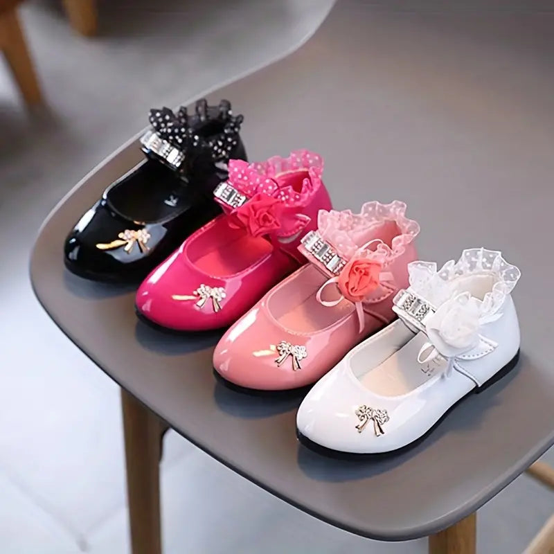 Buty dla dziewczynki z falbanką i kwiatkiem - Miziu.pl