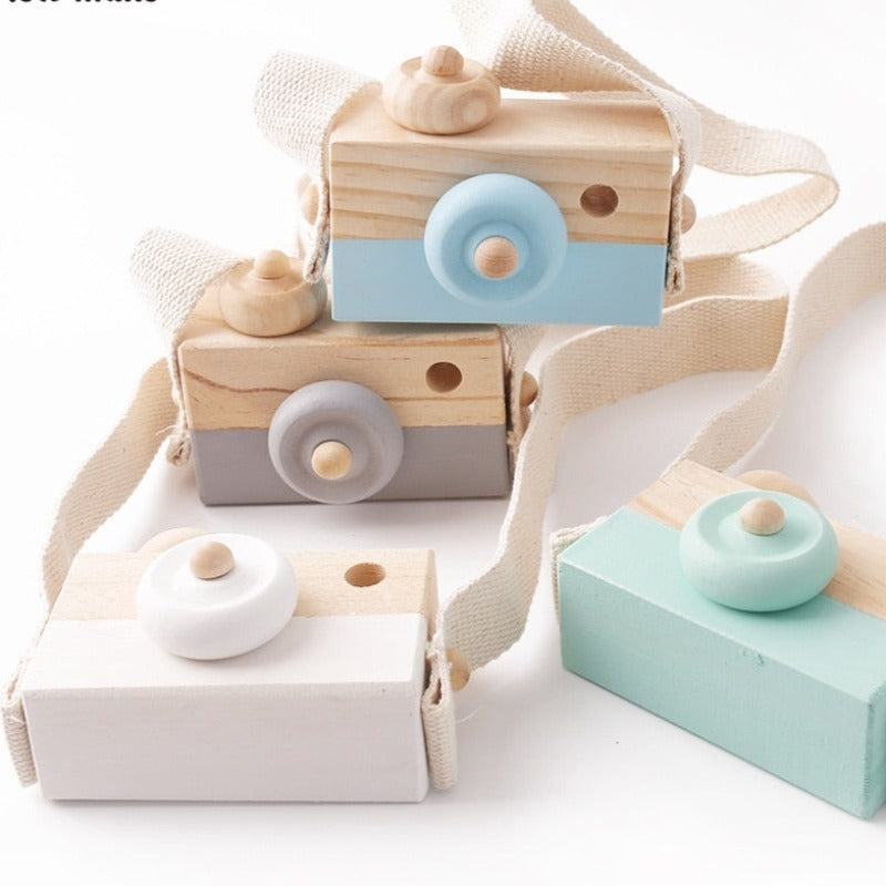 Zabawka drewniana w kształcie aparatu zawieszka