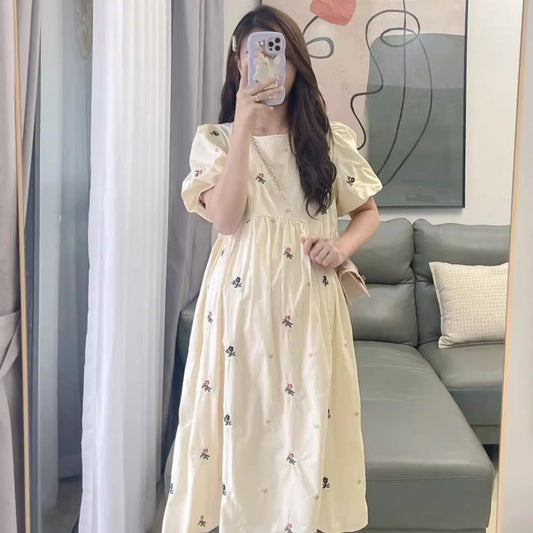 Sukienka dla kobiet w ciąży w kwiaty Sukienka dla kobiet w ciąży w kwiaty