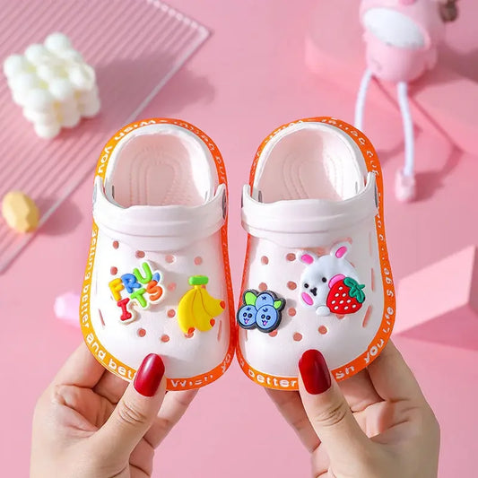 Buty dziewczęce klapki z zapięciem trzymającym stopę i przypinkami Buty dziewczęce klapki z zapięciem trzymającym stopę i przypinkami