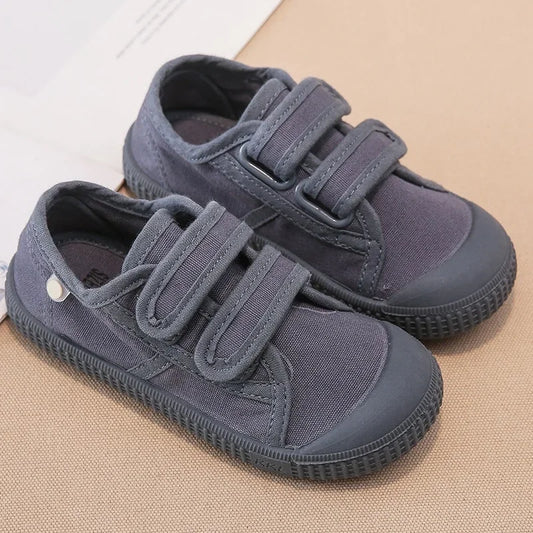Buty chłopięce na rzepy z szerokim przodem i elastyczną podeszwą Buty chłopięce na rzepy z szerokim przodem i elastyczną podeszwą Niebieski