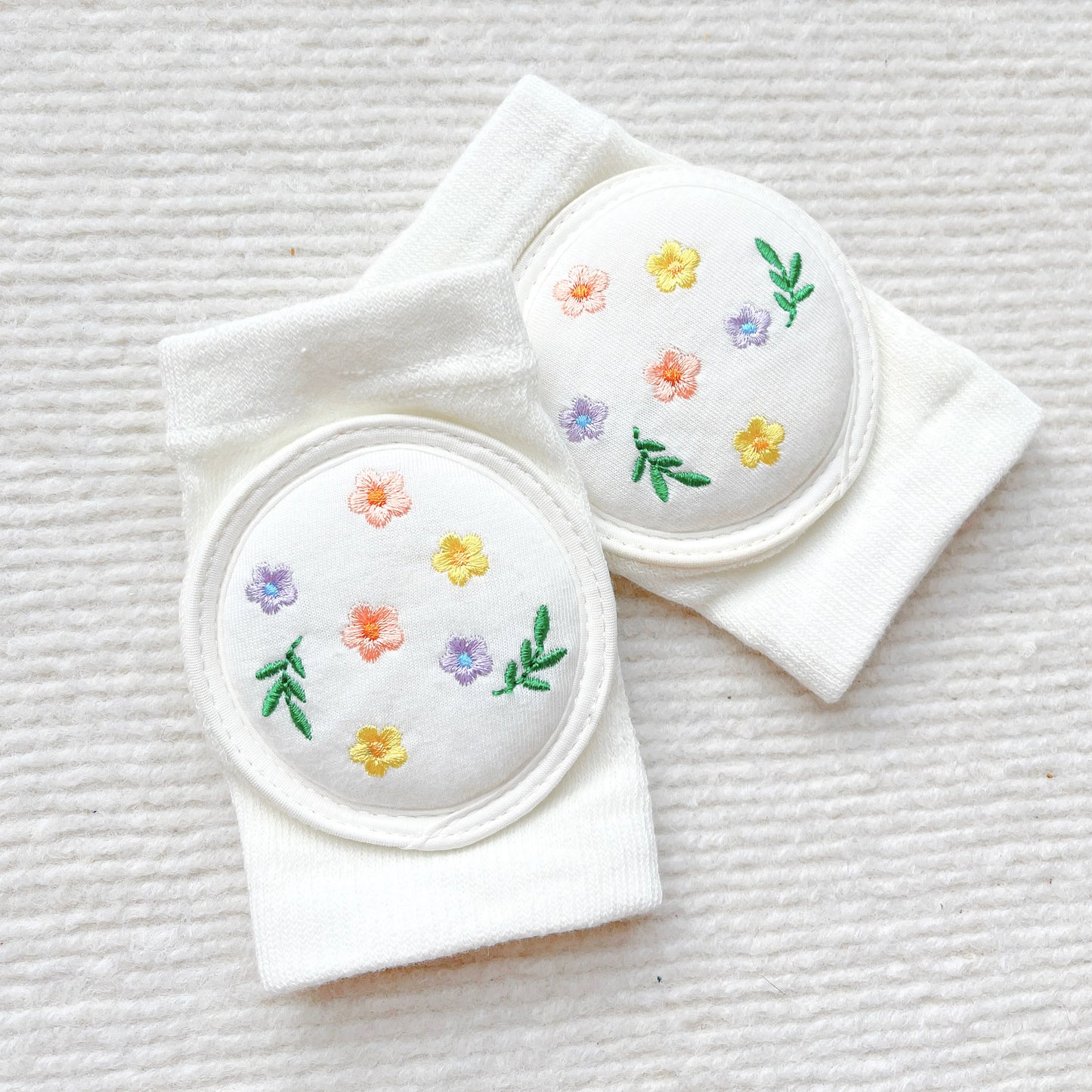 Ochraniacze na kolana z słodkim motywem Biały Kwiatki Uniwersalny