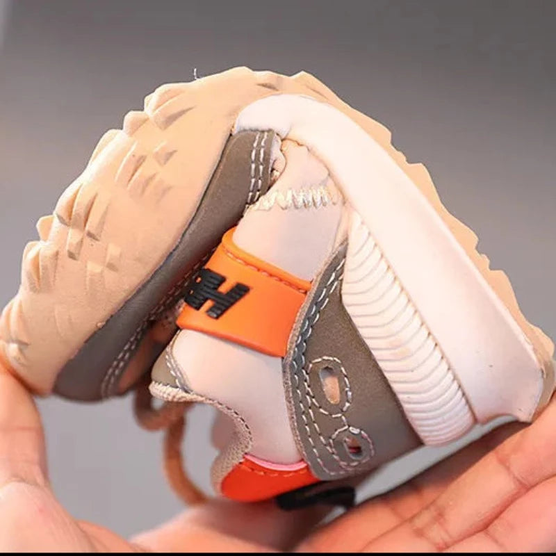 Buty chłopięce ze ściągaczem na sznurówkach