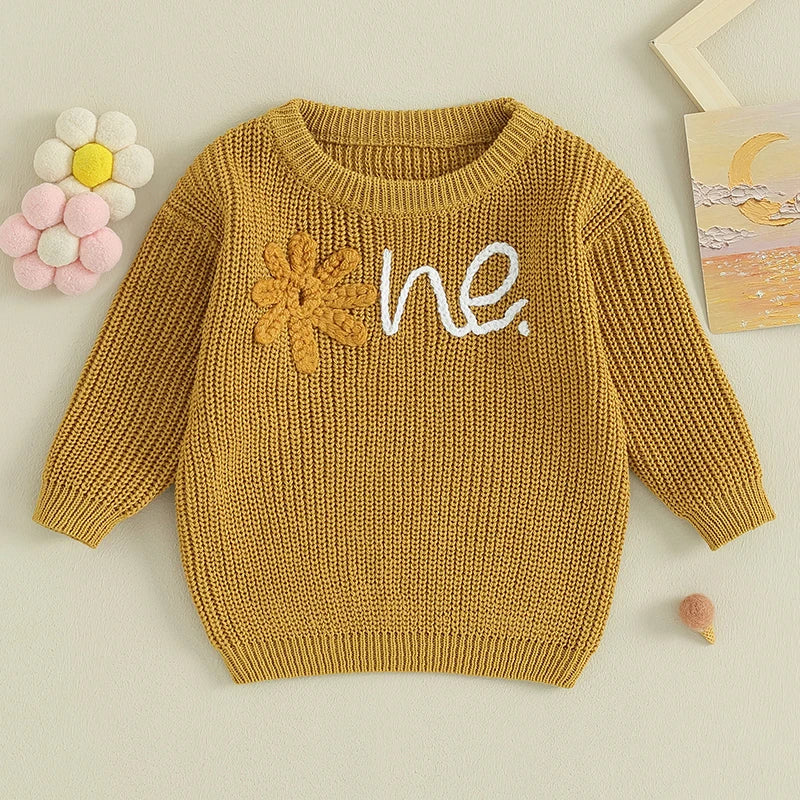 Sweter niemowlęcy z haftowanym kwiatkiem i napisem Sweter niemowlęcy z haftowanym kwiatkiem i napisem Żółty