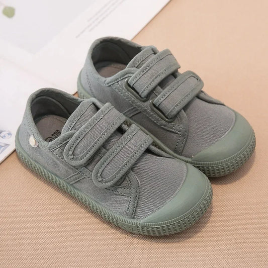 Buty chłopięce na rzepy z szerokim przodem i elastyczną podeszwą Buty chłopięce na rzepy z szerokim przodem i elastyczną podeszwą