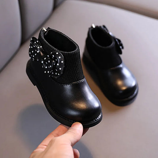 Botki niemowlęce z szerszym przodem i kokardką Botki niemowlęce z szerszym przodem i kokardką