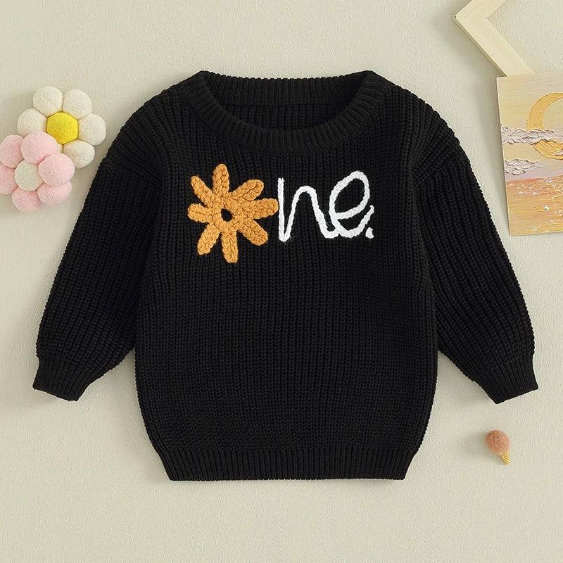 Sweter niemowlęcy z haftowanym kwiatkiem i napisem Sweter niemowlęcy z haftowanym kwiatkiem i napisem Czarny