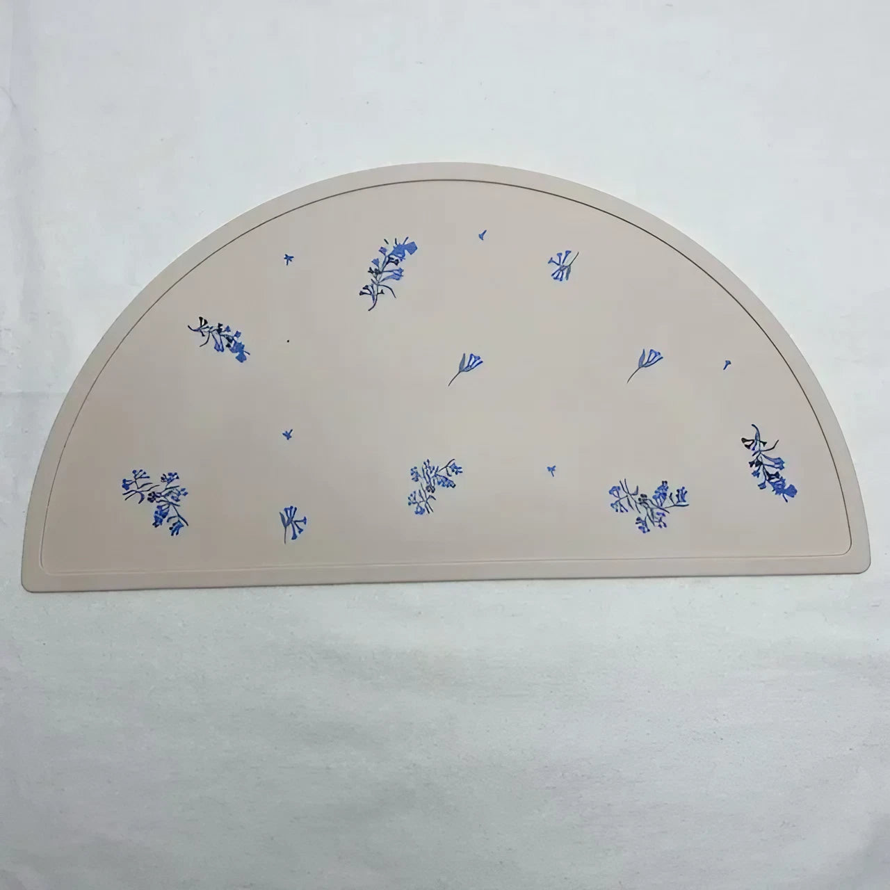 Silikonowa podkładka na stół półokrągła w drobne wzorki Silikonowa podkładka na stół półokrągła w drobne wzorki Beżowy Kwiatki 48x23cm