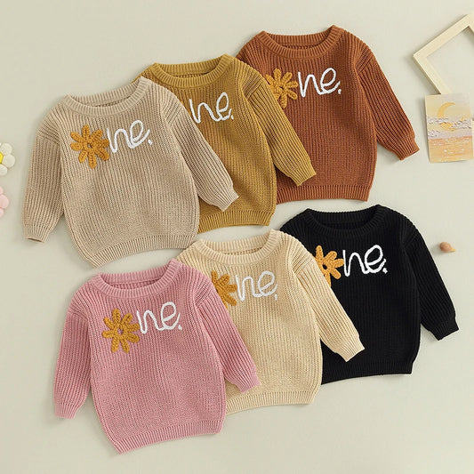 Sweter niemowlęcy z haftowanym kwiatkiem i napisem Sweter niemowlęcy z haftowanym kwiatkiem i napisem
