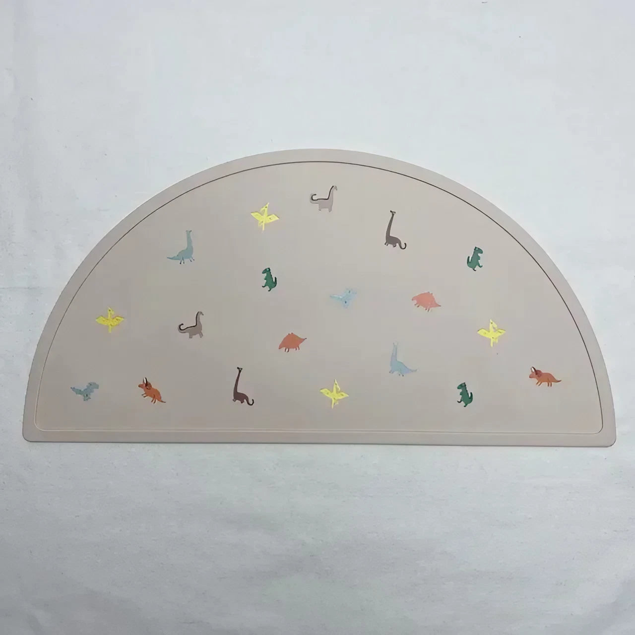 Silikonowa podkładka na stół półokrągła w drobne wzorki Silikonowa podkładka na stół półokrągła w drobne wzorki Beżowy Dinozaury 48x23cm