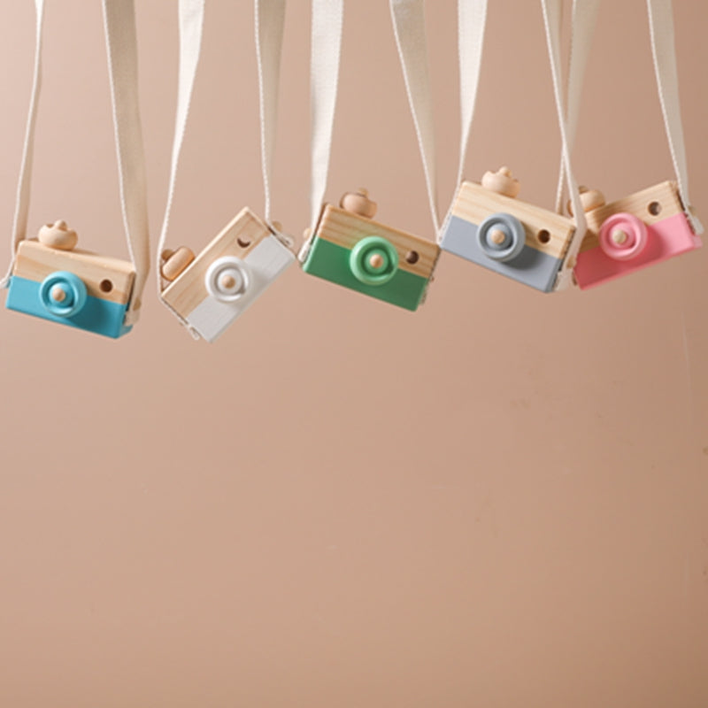 Zabawka drewniana w kształcie aparatu zawieszka