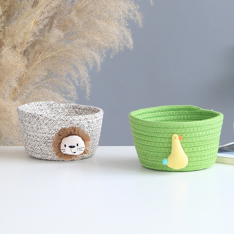 Pleciony koszyk organizer w jasnych kolorach Pleciony koszyk organizer w jasnych kolorach