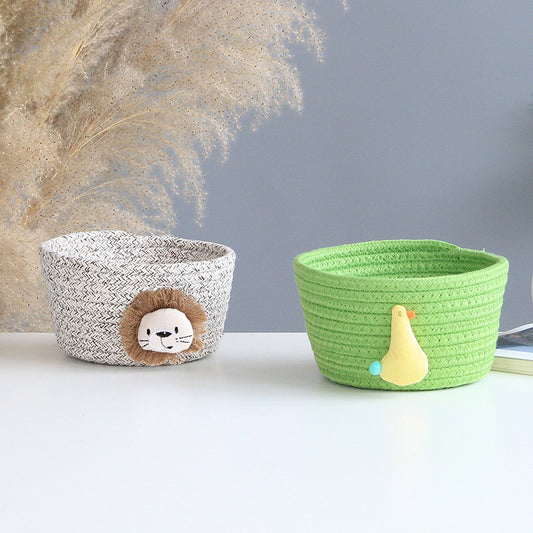 Pleciony koszyk organizer w jasnych kolorach Pleciony koszyk organizer w jasnych kolorach