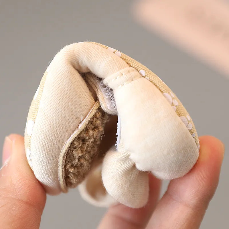 Materiałowe buciki zapinane na rzep