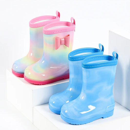 Krótkie kalosze dziecięce na grubszej podeszwie Krótkie kalosze dziecięce na grubszej podeszwie