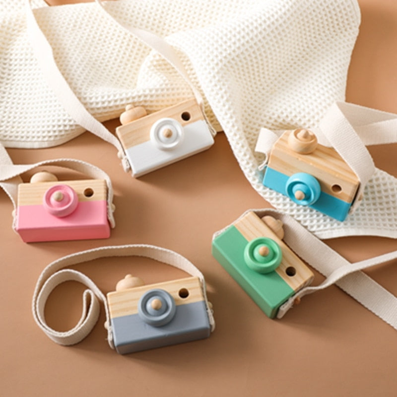 Zabawka drewniana w kształcie aparatu zawieszka Zabawka drewniana w kształcie aparatu zawieszka