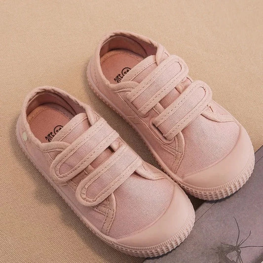 Buty dziewczęce na rzepy z szerokim przodem i elastyczną podeszwą Buty dziewczęce na rzepy z szerokim przodem i elastyczną podeszwą