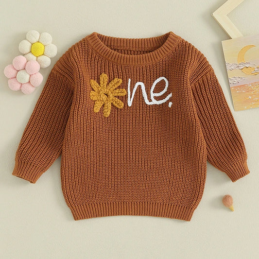 Sweter niemowlęcy z haftowanym kwiatkiem i napisem Sweter niemowlęcy z haftowanym kwiatkiem i napisem