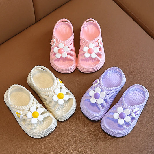 Buty dziewczęce sandałki z cienkimi paseczkami i motywem kwiatków Buty dziewczęce sandałki z cienkimi paseczkami i motywem kwiatków