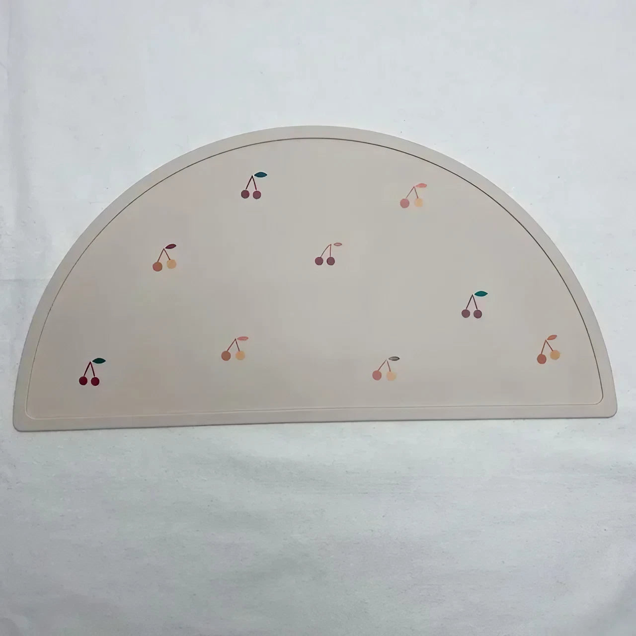 Silikonowa podkładka na stół półokrągła w drobne wzorki Silikonowa podkładka na stół półokrągła w drobne wzorki Beżowy Wisienki 48x23cm