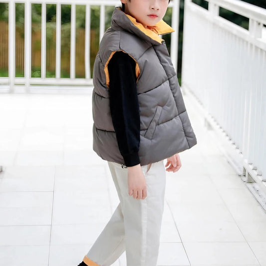 Klasyczny bezrękawnik chłopięcy z kieszeniami Klasyczny bezrękawnik chłopięcy z kieszeniami