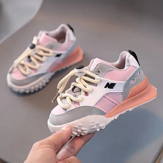 Sportowe buty dziewczęce ze ściągaczem na sznurówkach Sportowe buty dziewczęce ze ściągaczem na sznurówkach