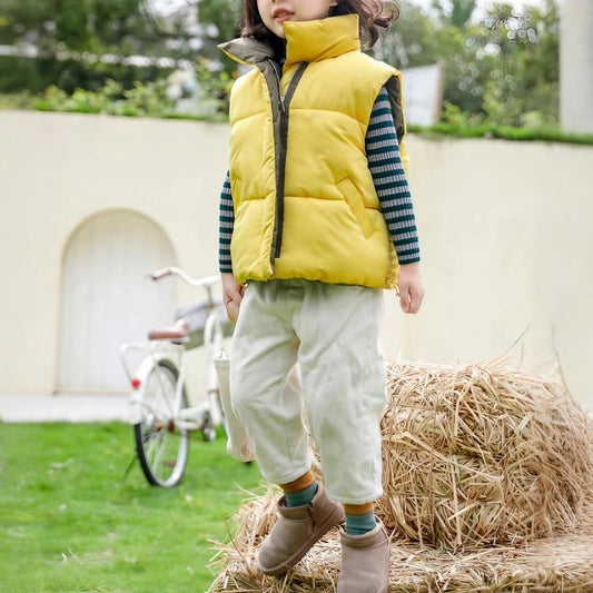 Klasyczny bezrękawnik dziewczęcy z kieszeniami Klasyczny bezrękawnik dziewczęcy z kieszeniami