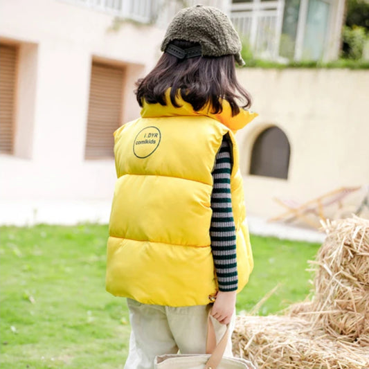 Klasyczny bezrękawnik dziewczęcy z kieszeniami Klasyczny bezrękawnik dziewczęcy z kieszeniami