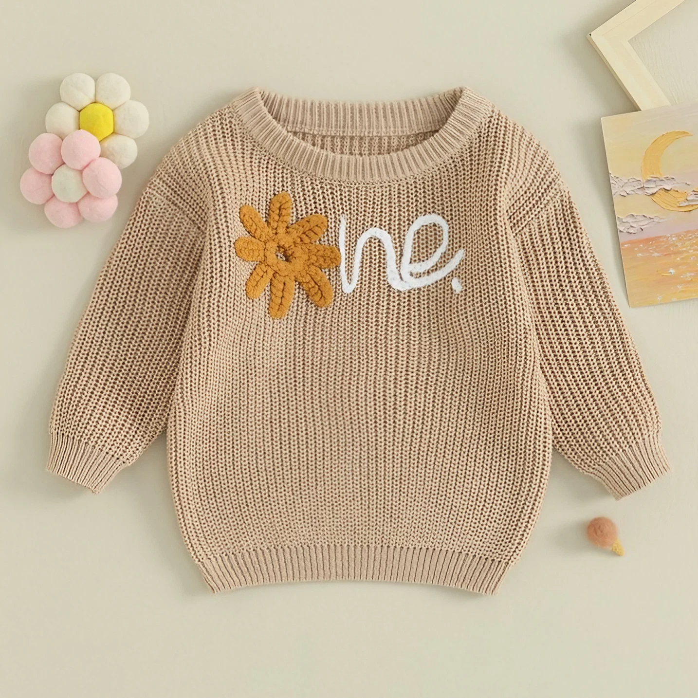 Sweter niemowlęcy z haftowanym kwiatkiem i napisem Sweter niemowlęcy z haftowanym kwiatkiem i napisem Ciemnobeżowy