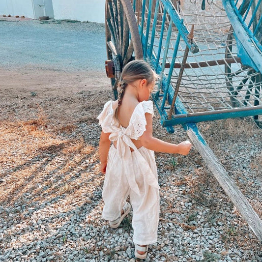 Kombinezon dziewczęcy w stylu boho wiązany z tyłu Kombinezon dziewczęcy w stylu boho wiązany z tyłu
