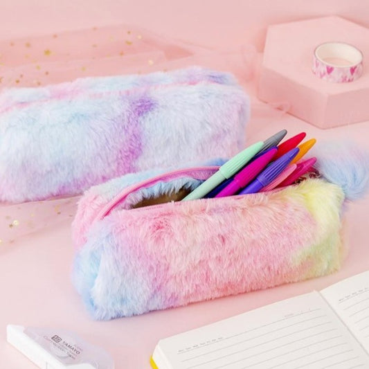 Piórnik pluszowy z puchatą kuleczką Piórnik pluszowy z puchatą kuleczką