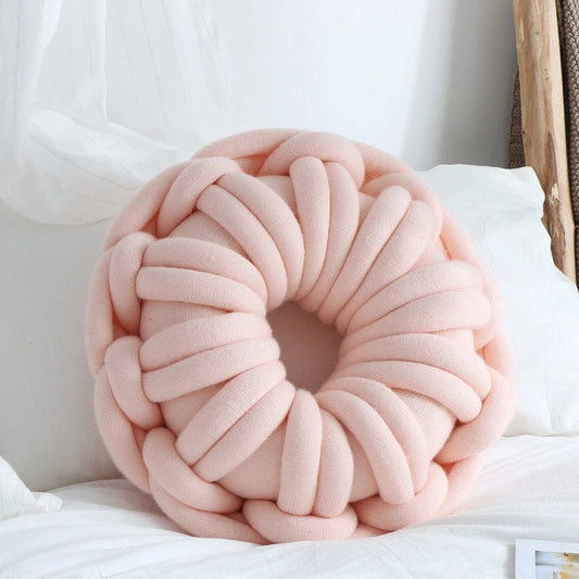 Okrągła poduszka pleciona z warkoczy Okrągła poduszka pleciona z warkoczy