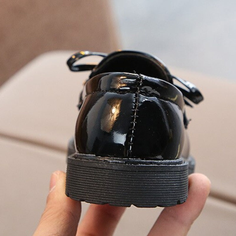 Dziewczęce buty lakierowane z kokardką