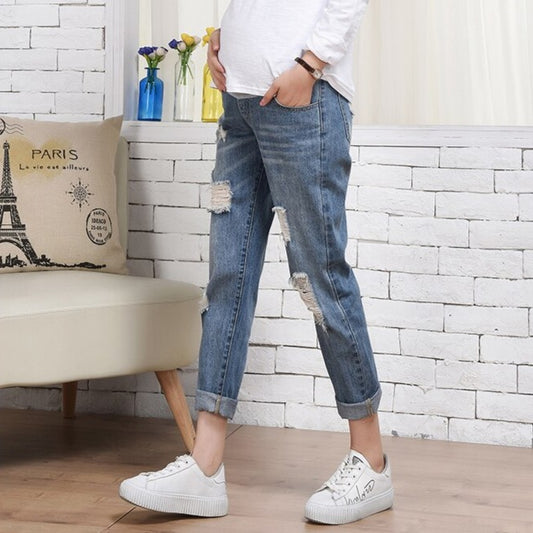 Dżinsy dla kobiet w ciąży z przetarciami Dżinsy dla kobiet w ciąży z przetarciami