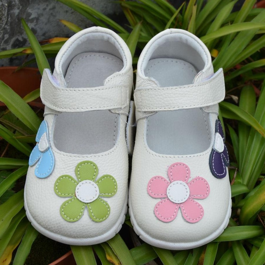 Skórzane buty z kwiatkami - Miziu.pl
