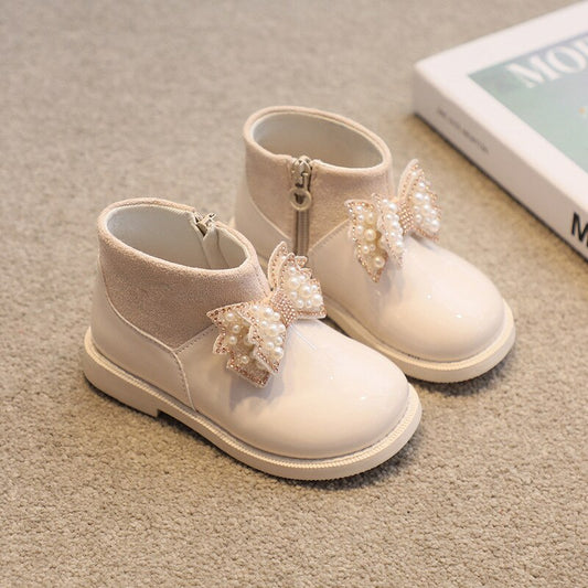 Dziewczęce buty lakierowane z kokardką Dziewczęce buty lakierowane z kokardką