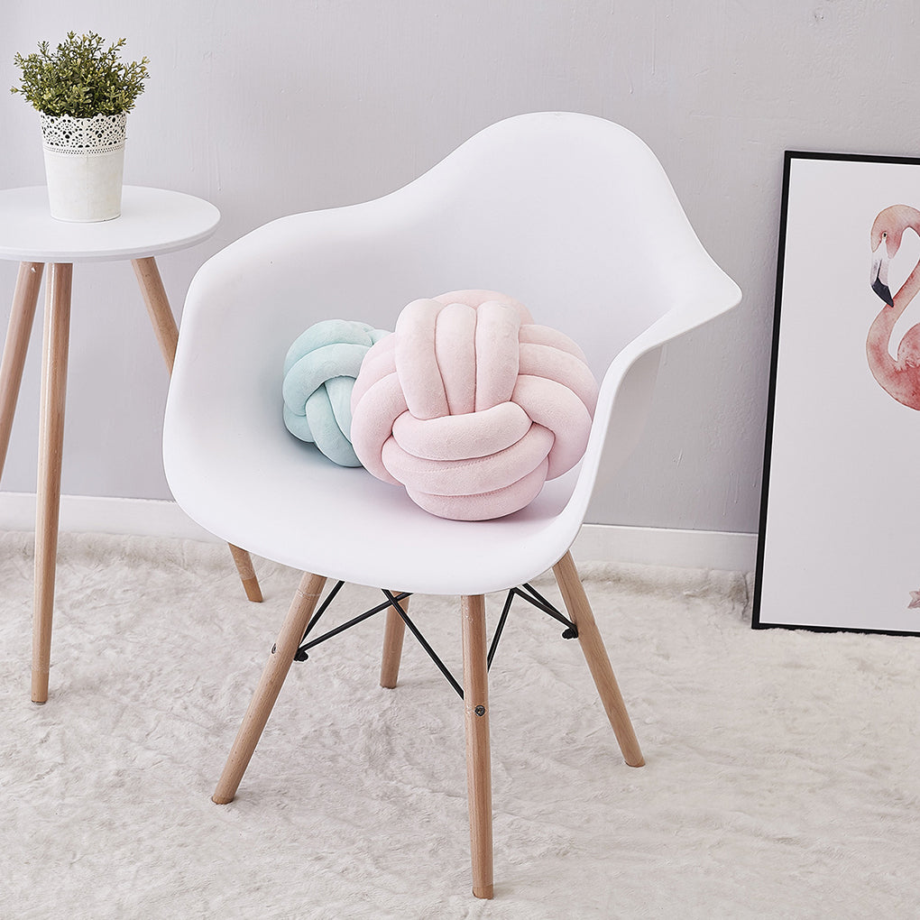 Okrągła poduszka spleciona z warkoczy na supeł podwójny