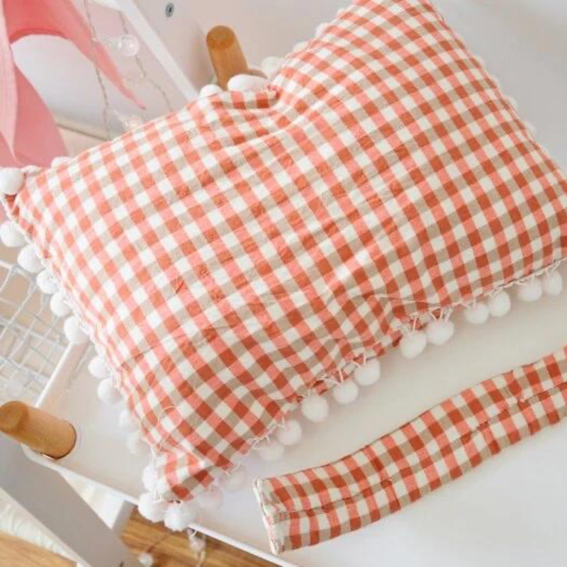 Poduszka dekoracyjna w kratkę w kształcie muszki