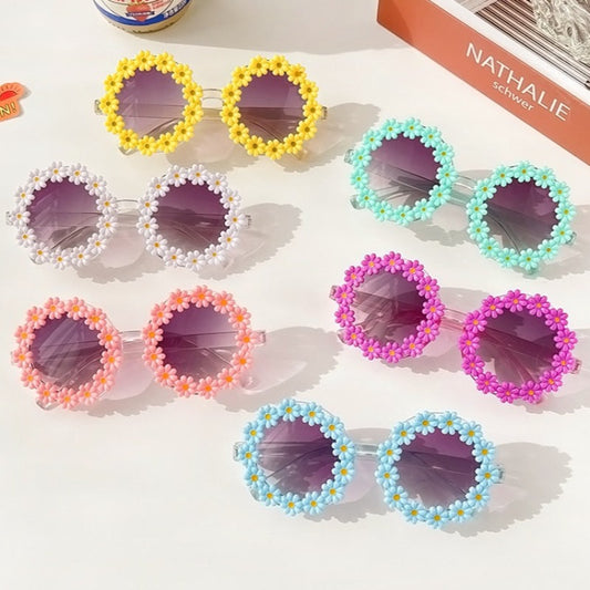 Okrągłe okulary przeciwsłoneczne dla dziewczynki z kwiecistymi oprawkami Okrągłe okulary przeciwsłoneczne dla dziewczynki z kwiecistymi oprawkami