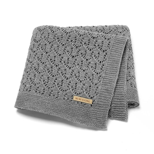 Miękki kocyk ażurowy w jasnych kolorach Miękki kocyk ażurowy w jasnych kolorach