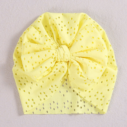 Ażurowa czapeczka niemowlęca z kokardą Ażurowa czapeczka niemowlęca z kokardą