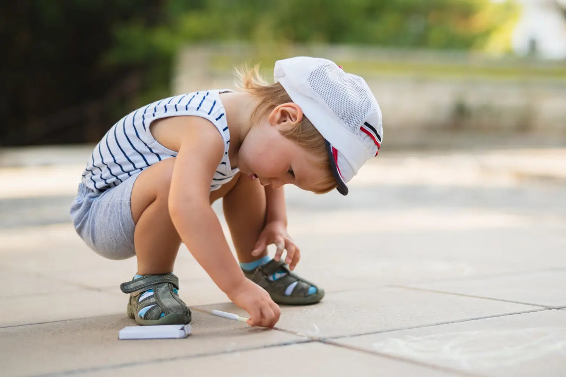 Chłopiec w butach barefoot