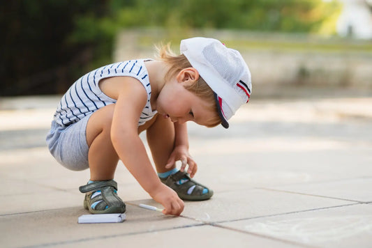Chłopiec w butach barefoot