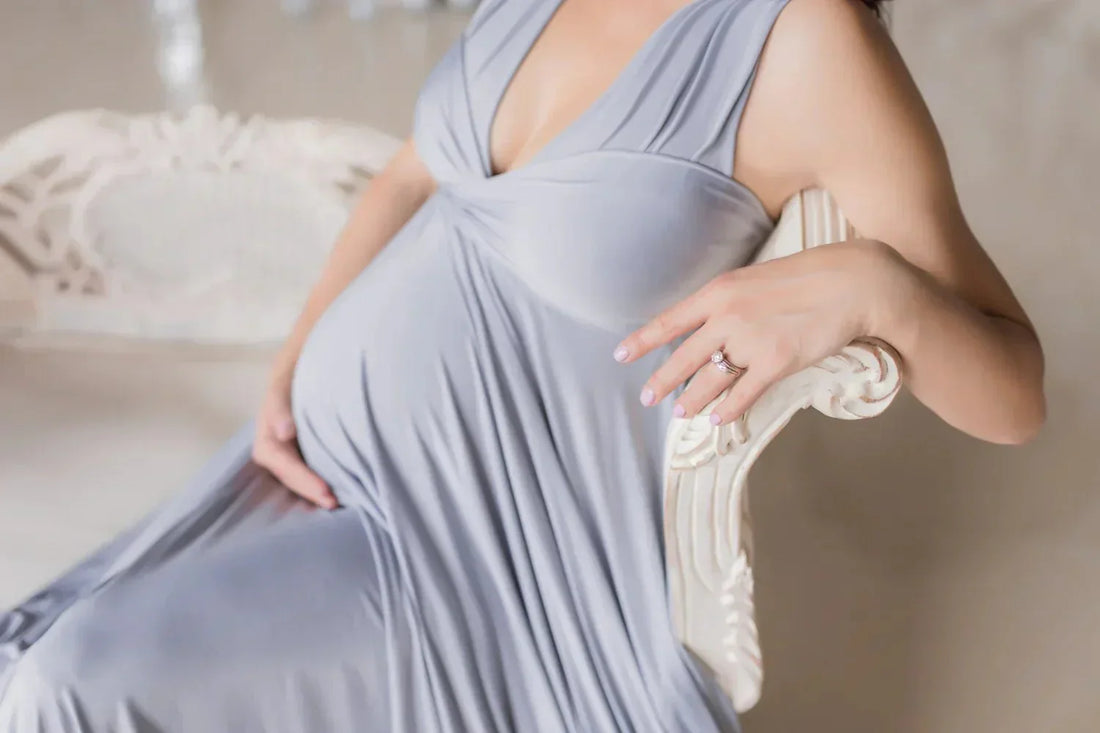 Kobieta w ciąży w koszuli nocnej do karmienia