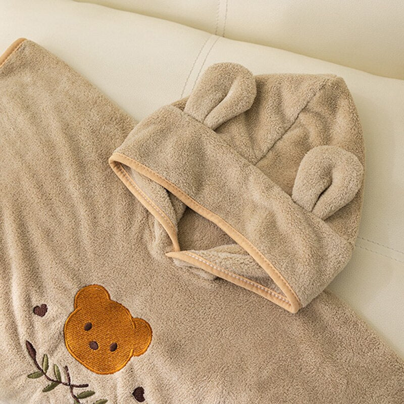 Szlafrok dla niemowląt ręcznik z kapturem w brązowym kolorze - Miziu.pl