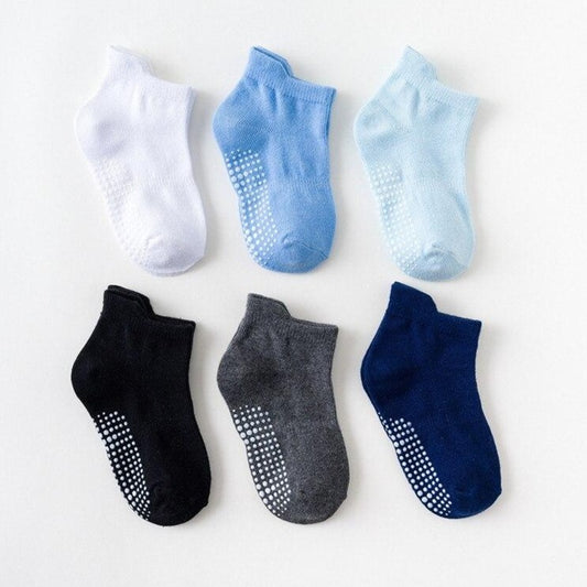 Zestaw 6 par antypoślizgowych skarpetek dla chłopczyka Zestaw 6 par antypoślizgowych skarpetek dla chłopczyka Zestaw 1 3-6 lat