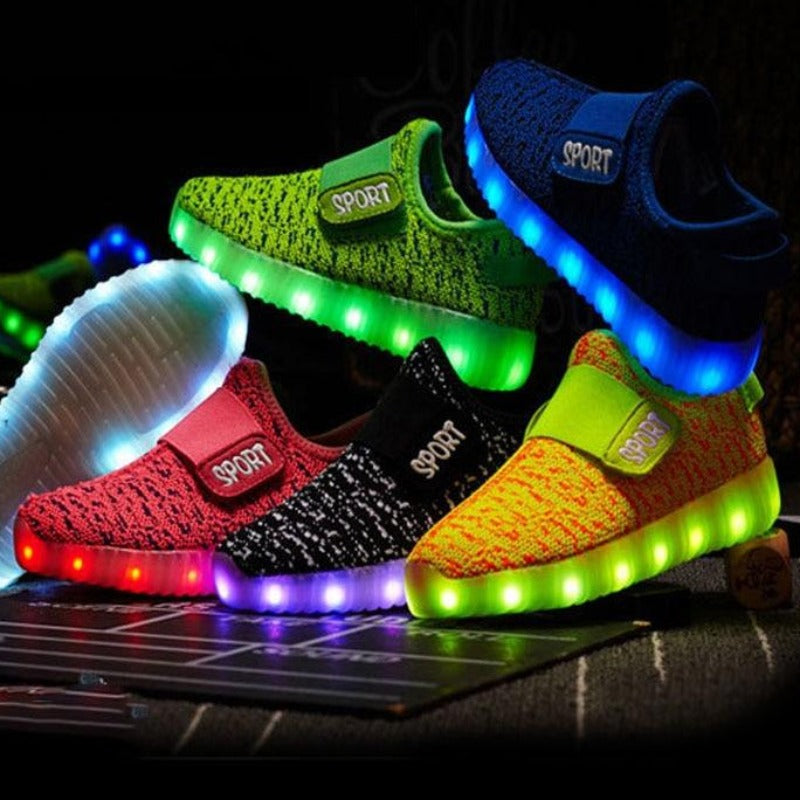 Lekkie buty chłopięce ze świecącą podeszwą LED - Miziu.pl