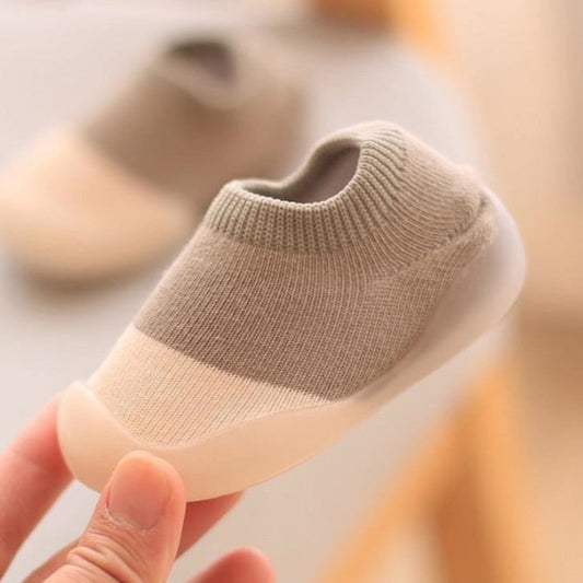 Kolorowe buciki niemowlęce ze skarpetką