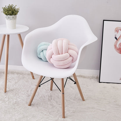 Okrągła poduszka spleciona z warkoczy na supeł podwójny