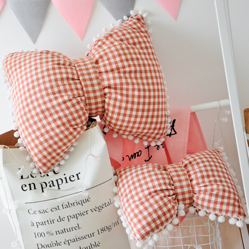 Poduszka dekoracyjna w kratkę w kształcie muszki